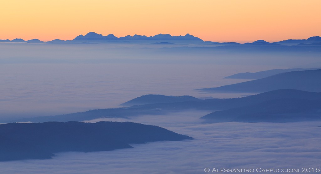 Un mare di nebbia e Alpi Apuane: Un mare di nebbia e Alpi Apuane